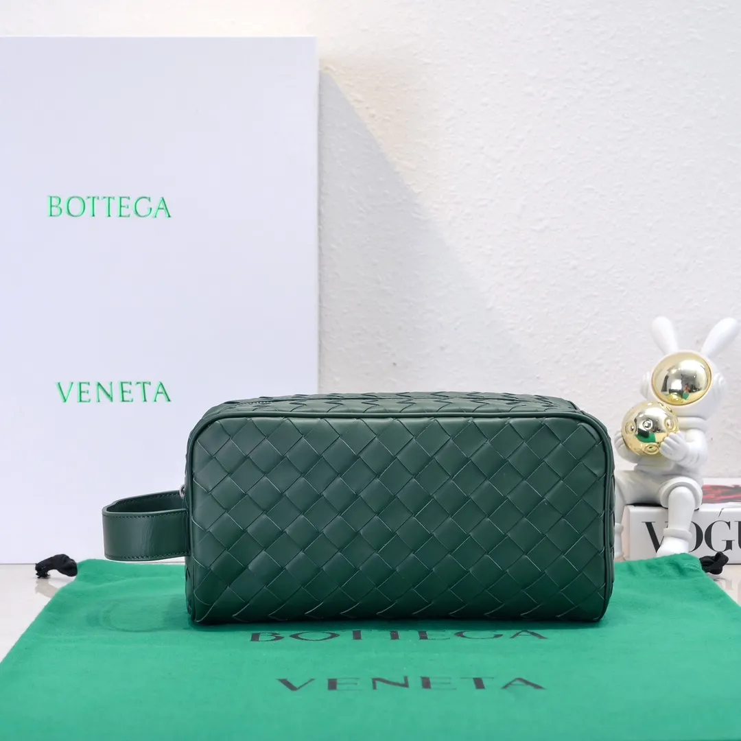 Batch 1280 BOTTEGA VENETA 2024 new INTRECCIATO classic toiletry bag, the choice of discerning people. The low-key luxury quality is the interpretation of its brand. If you like low-key BV, it is the first choice~~ Style number: 7799 Size: 26*13*10cm